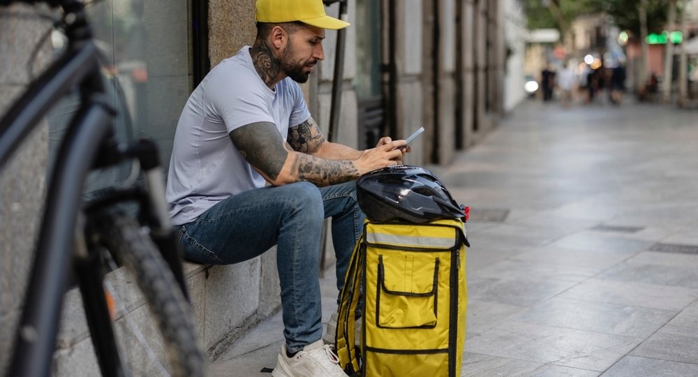 В Москве и Петербурге спрос на курьеров и кладовщиков рухнул на 28–41%