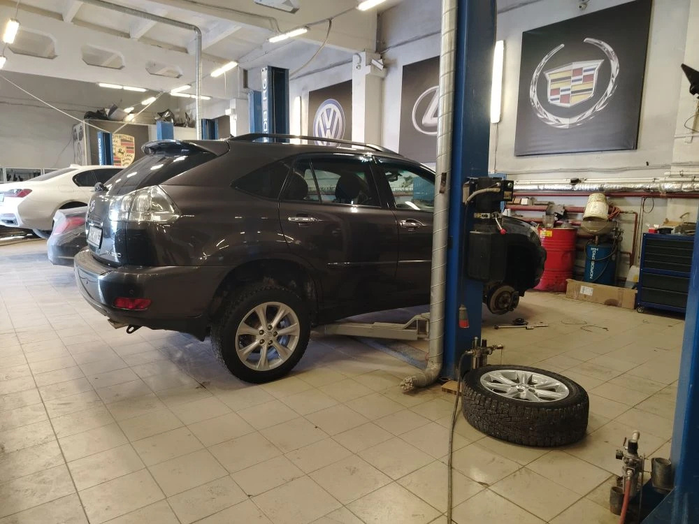 Приподняли Лексус на подъемнике и сняли переднее правое колесо