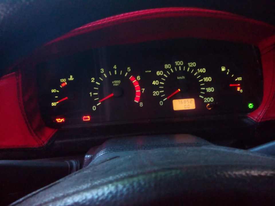 Серый фон, тусклая зелёная подсветка, мелкие циферки