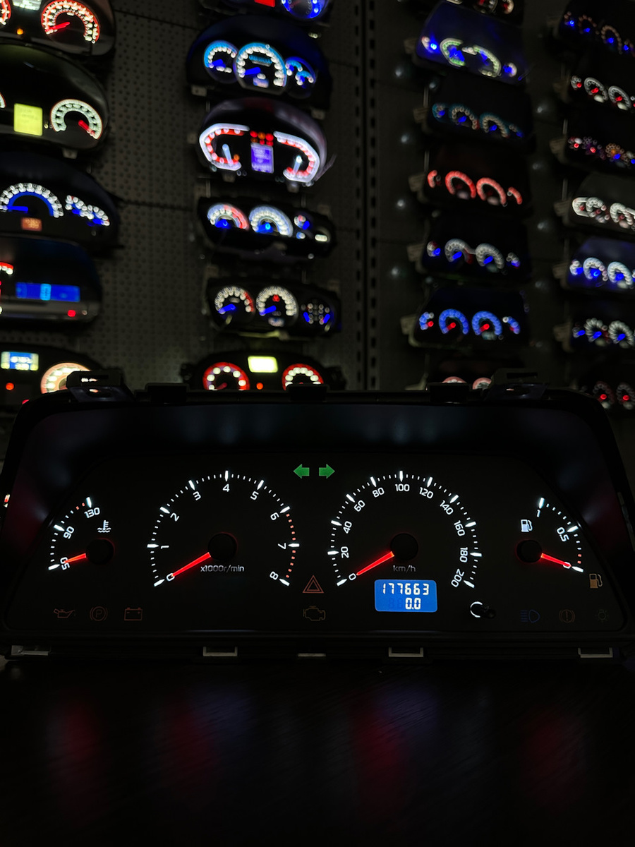 При выключенном зажигании цифры и шкалы практически не видны — как в премиальных авто