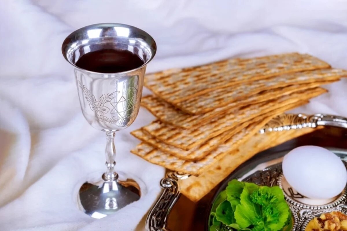    Начинается празднование пасхальным ужином — трапезу называют седер.