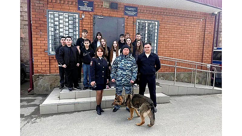    Школьники познакомились с работой кинологов и криминалистов