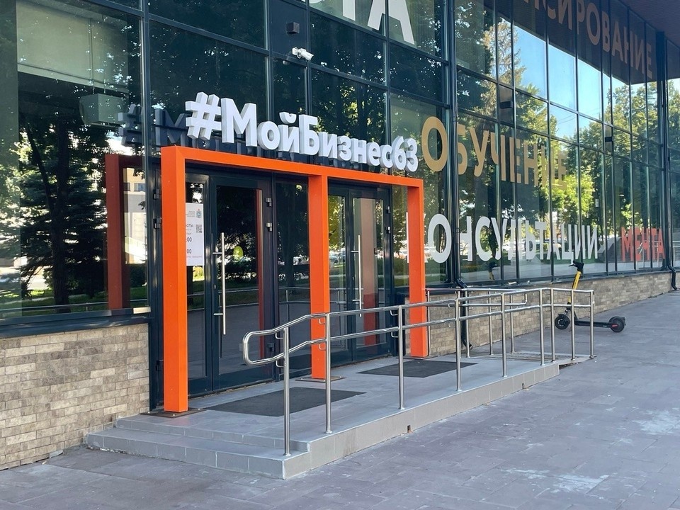    Его задача – бесплатная квалифицированная помощь предпринимателям по всем вопросам цифровой маркировки товаров. Фото: «Мой бизнес»