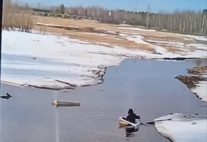    На реке Конда в Урае спасли дрейфующего в ванне ребенка