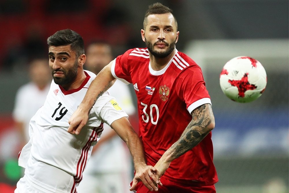    Игроки сборной Ирана Кавех Резаи и сборной России Федор Кудряшов. / Фото: Сергей Савостьянов / ТАСС