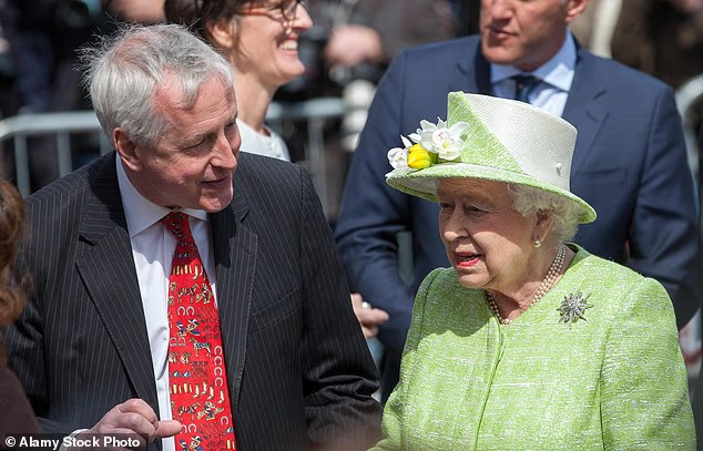 Хьюго Викерс много раз встречался с  Елизаветой II и внимательно наблюдал за ней более 60 лет. При этом Викерс считал, что: "У нее было хорошее чувство юмора, но она слишком часто сдерживала его, особенно на публике".