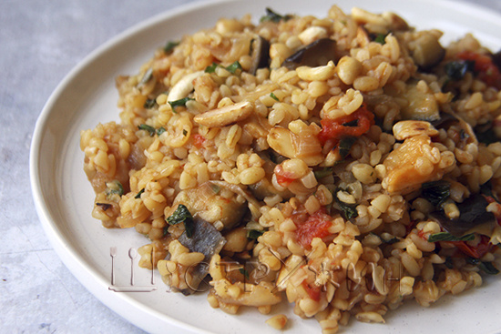 Вегетарианский плов с булгуром.