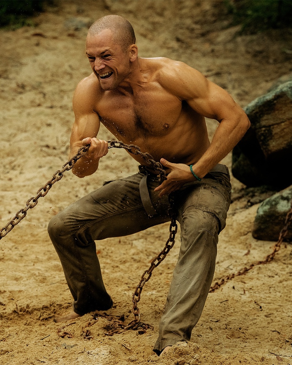    Тэрон Эджертон в фильме «Вершина» (2026)Netflix