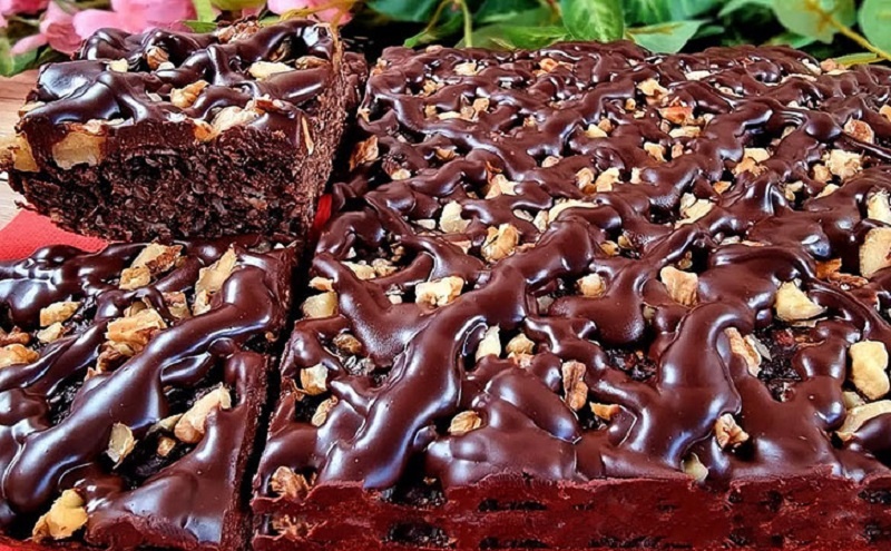 Десерт без сахара: овсяно-банановый пирог с какао и шоколадом для гурманов и приверженцев здорового питания