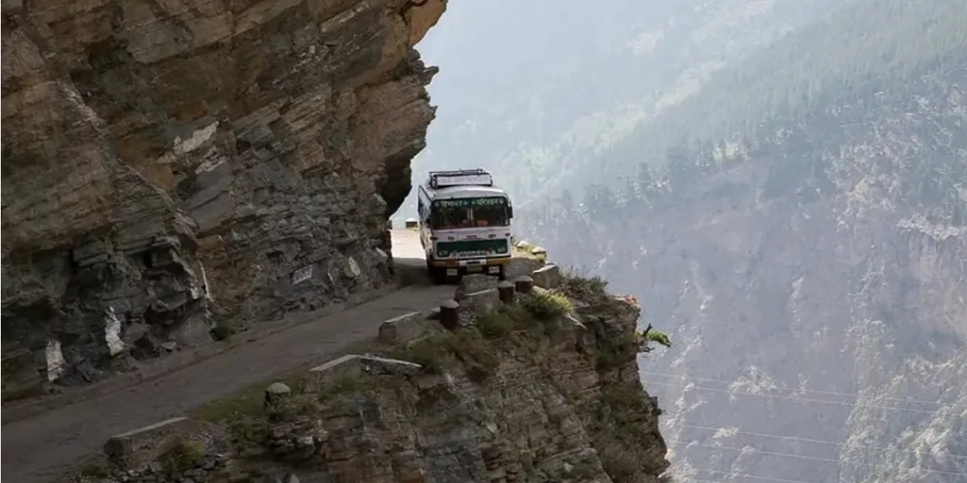 «Мы ехали по серпантину, и я молилась всем, кого знала»: почему горы — это терапия для москвича
