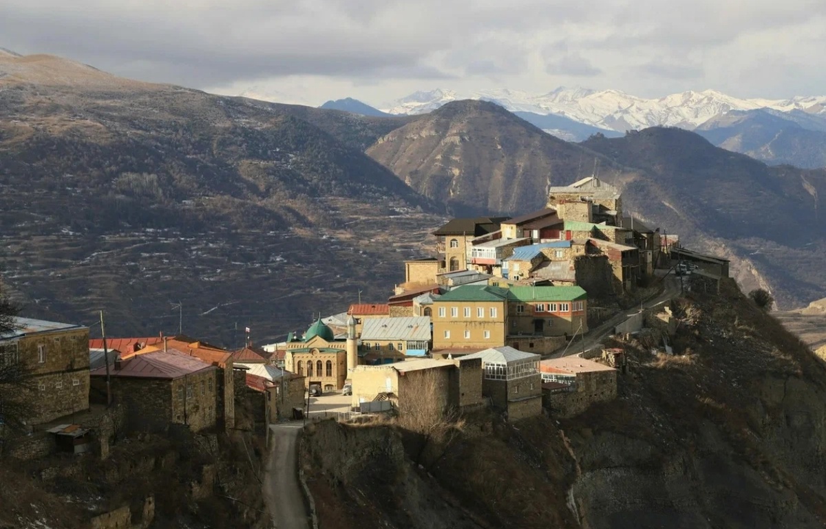 Чох — село (аул) в Гунибском районе Дагестана. Находится в котловине Андалалской долины, на высоте 1688 метров над уровнем моря.