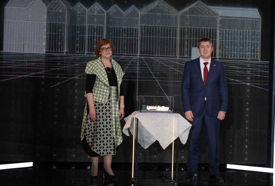    Губернатор Прикамья Дмитрий Махонин и директор Пермской галереи Юлия Тавризян. Николай ОБЕРЕМЧЕНКО