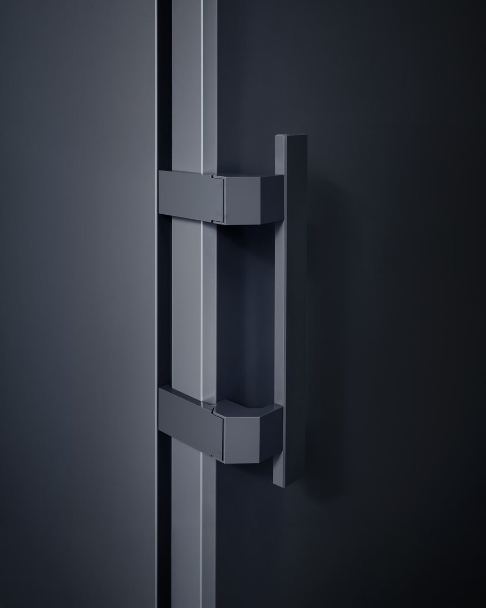 Холодильник Liebherr с ручкой-толкателем