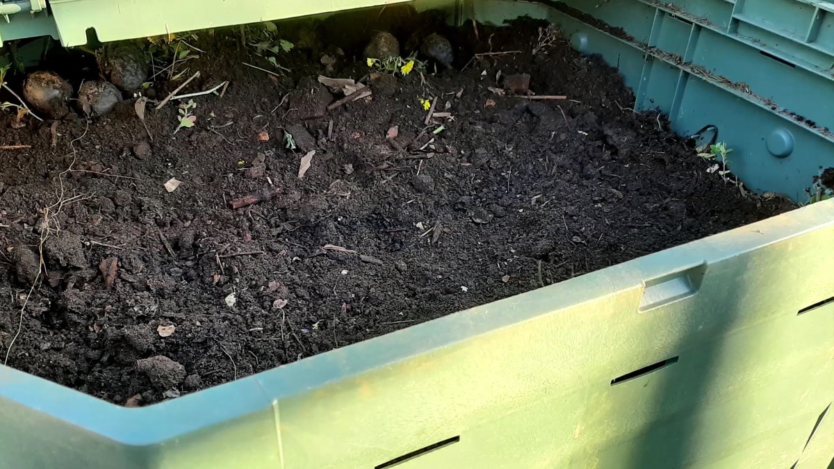 Весь растительный мусор слоями заложите в компостный ящик, пересыпая каждый слой почвой, перегноем или компостом.