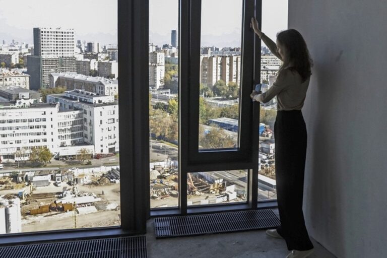    Иллюстрация к материалу: Травматолог: как москитные сетки могут стать смертельной ловушкой для детей