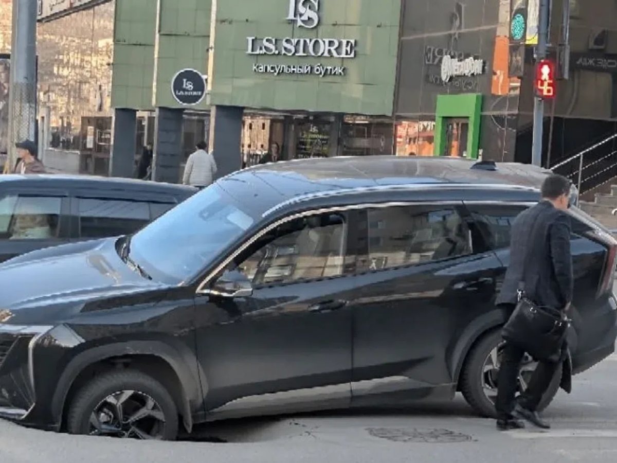    В центре города возле ТРК «Урал» в асфальт провалился автомобиль Geely Atlas