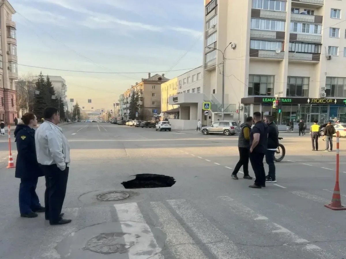    Владелец авто попал в дыру на одной из полос в центре города