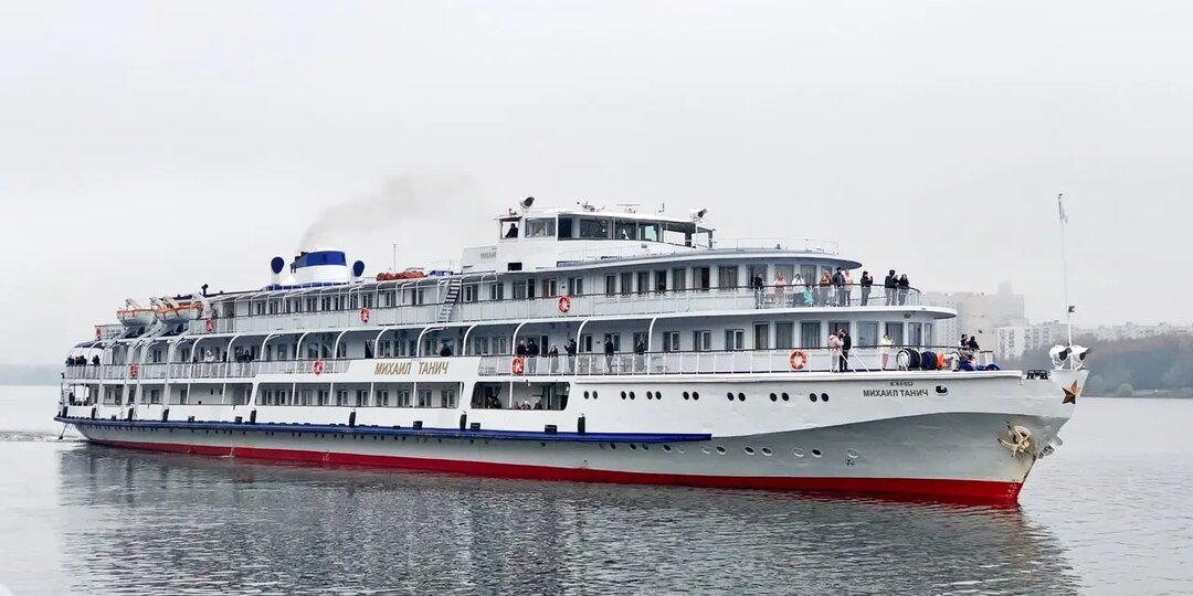 Теплоход «Михаил Танич» покидает Москву без прощального гудка