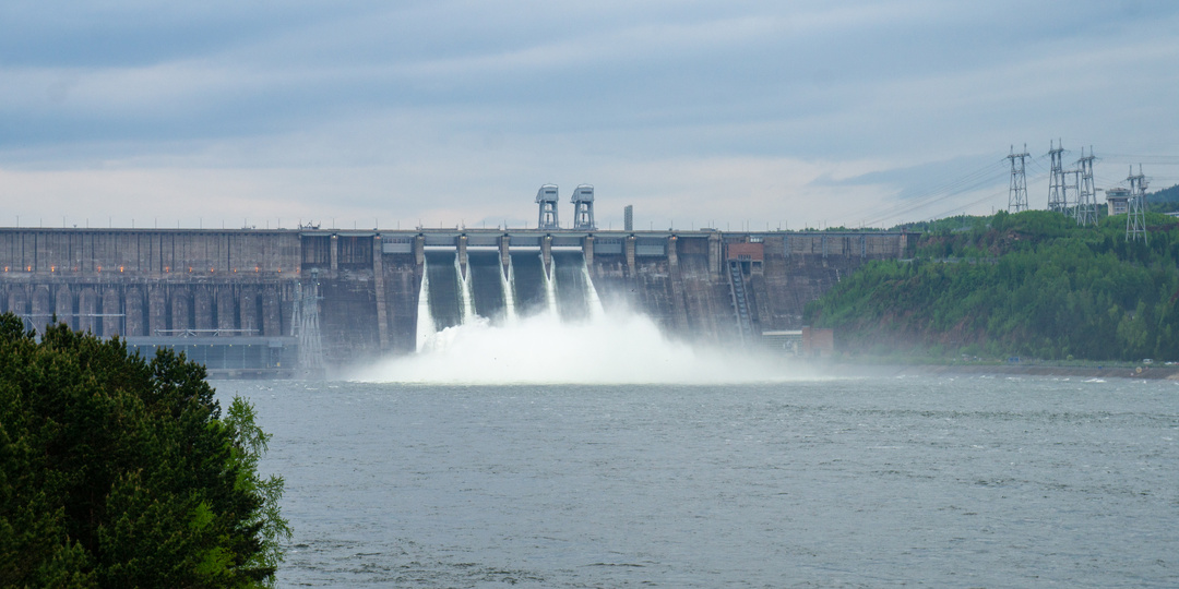 Сброс воды на Красноярской ГЭС