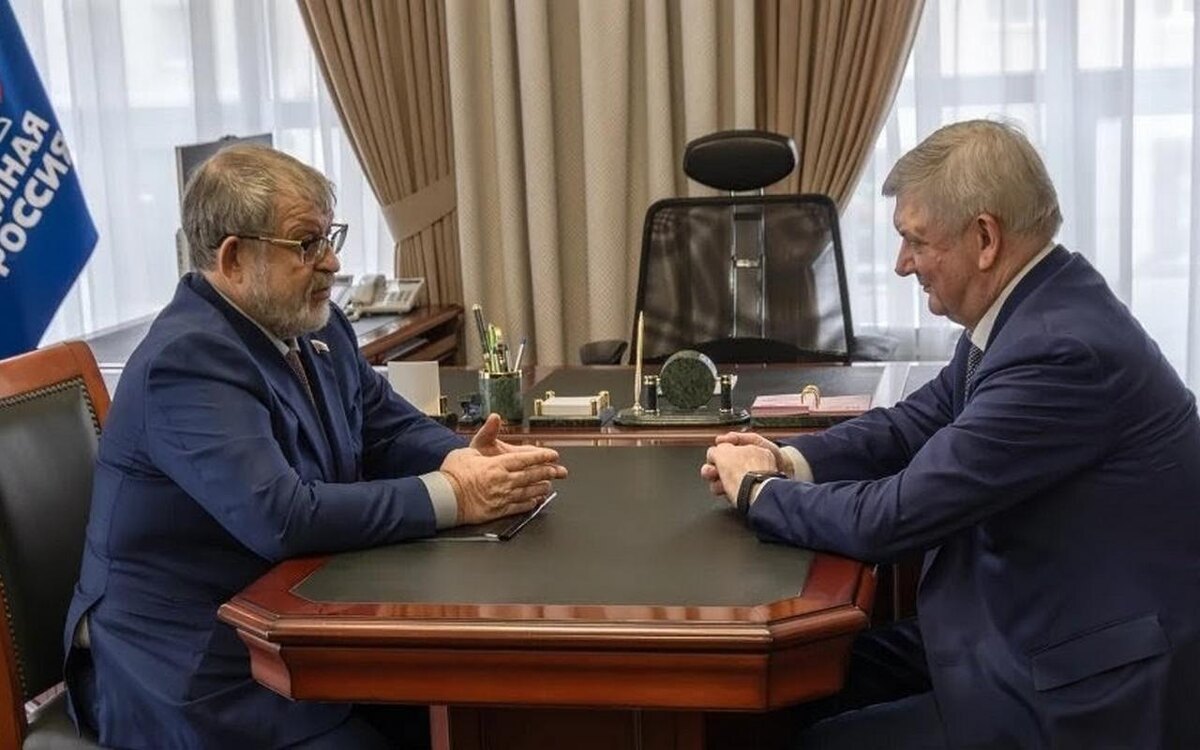    Депутат Госдумы Аркадий Пономарев подал документы на праймериз «Единой России» по Воронежской области Фото – сайт правительства Воронежской области