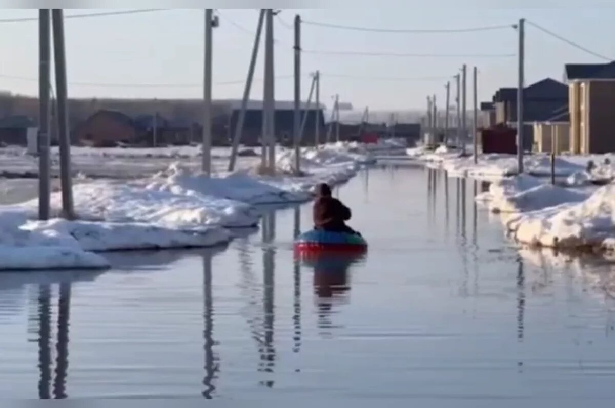    Дети пускают кораблики с порога.