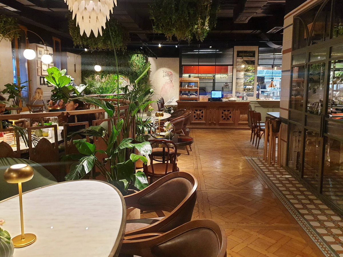 Общий вид зала итальянского ресторана Fiorentini. Ракурс от входа