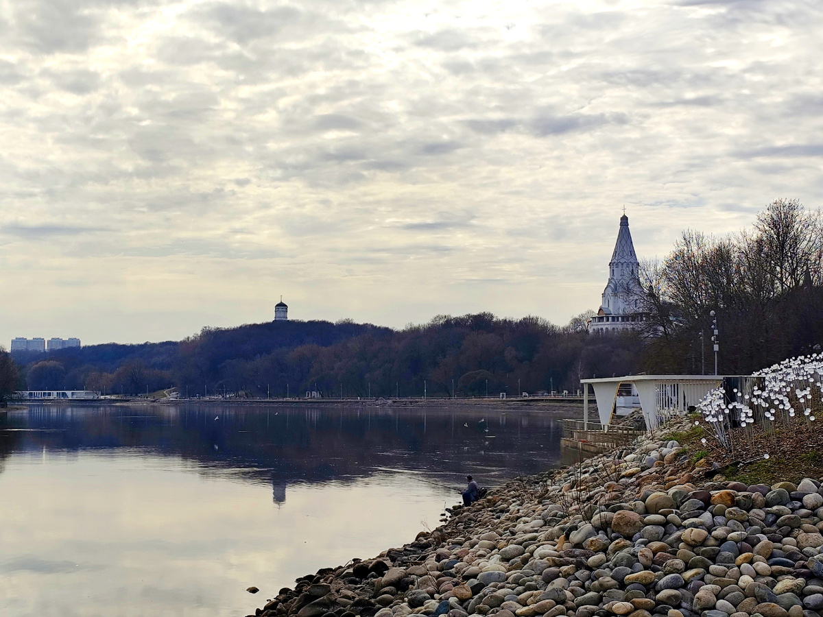 Набережная в Коломенском. на фото не видно современных изменений. На горизонте церковь в селе Дьяково и церковь Вознесения.