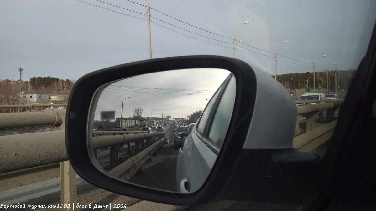 Такой же "хвост" и впереди вплоть до полукольца на улицу Клюева. Автор фотографии kua1102