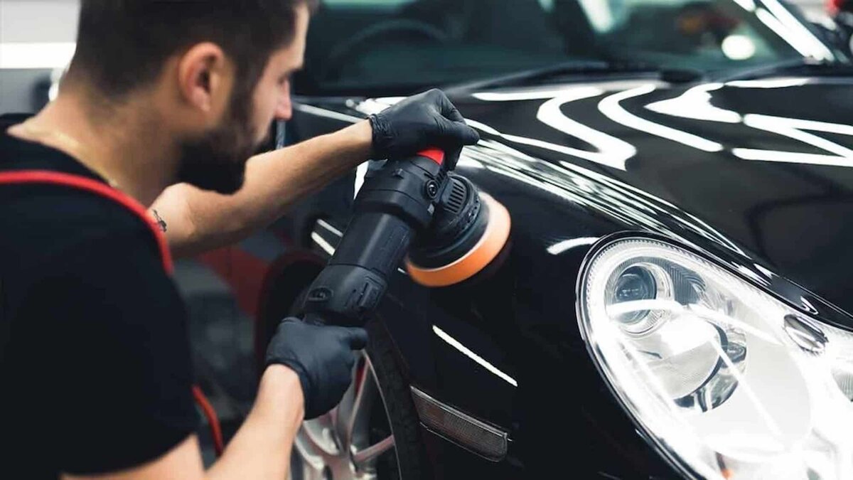 Индустрия сохранения экстерьера автомобиля достигла технологического плато, на котором потребителю предлагаются два принципиально разных подхода: химическая модификация поверхности и создание физического барьера