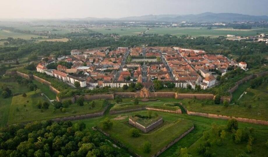 Идеальный город Нёф-Бризак, построенный в форме восьмиугольной звезды