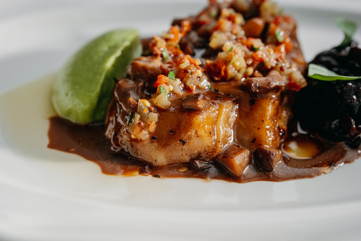 Cельдерей с нутовым кремом и грибным жу в Sage