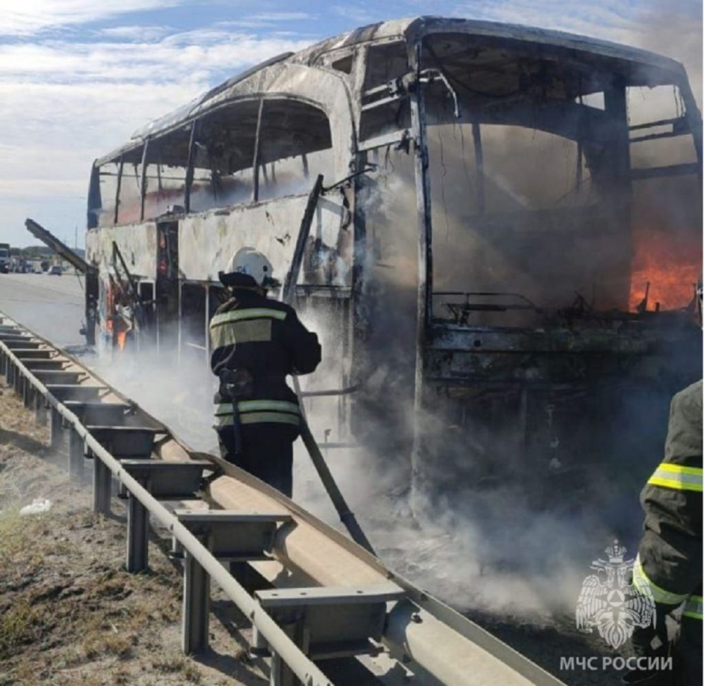Вспыхнувший в Кашире в 2023-м году туристический автобус Диана тур. Фото ГУ МЧС России по Волгоградской области📷    7 лет колонии: волжским горсудом заочно осуждён владелец «Диана тур»
