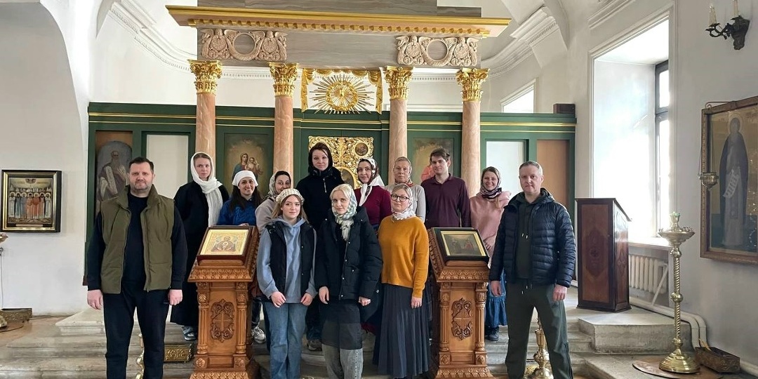 Добровольческий отряд потрудился в древнем храме Воскресения Христова