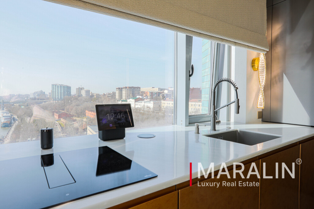 Вид из окна на набережную