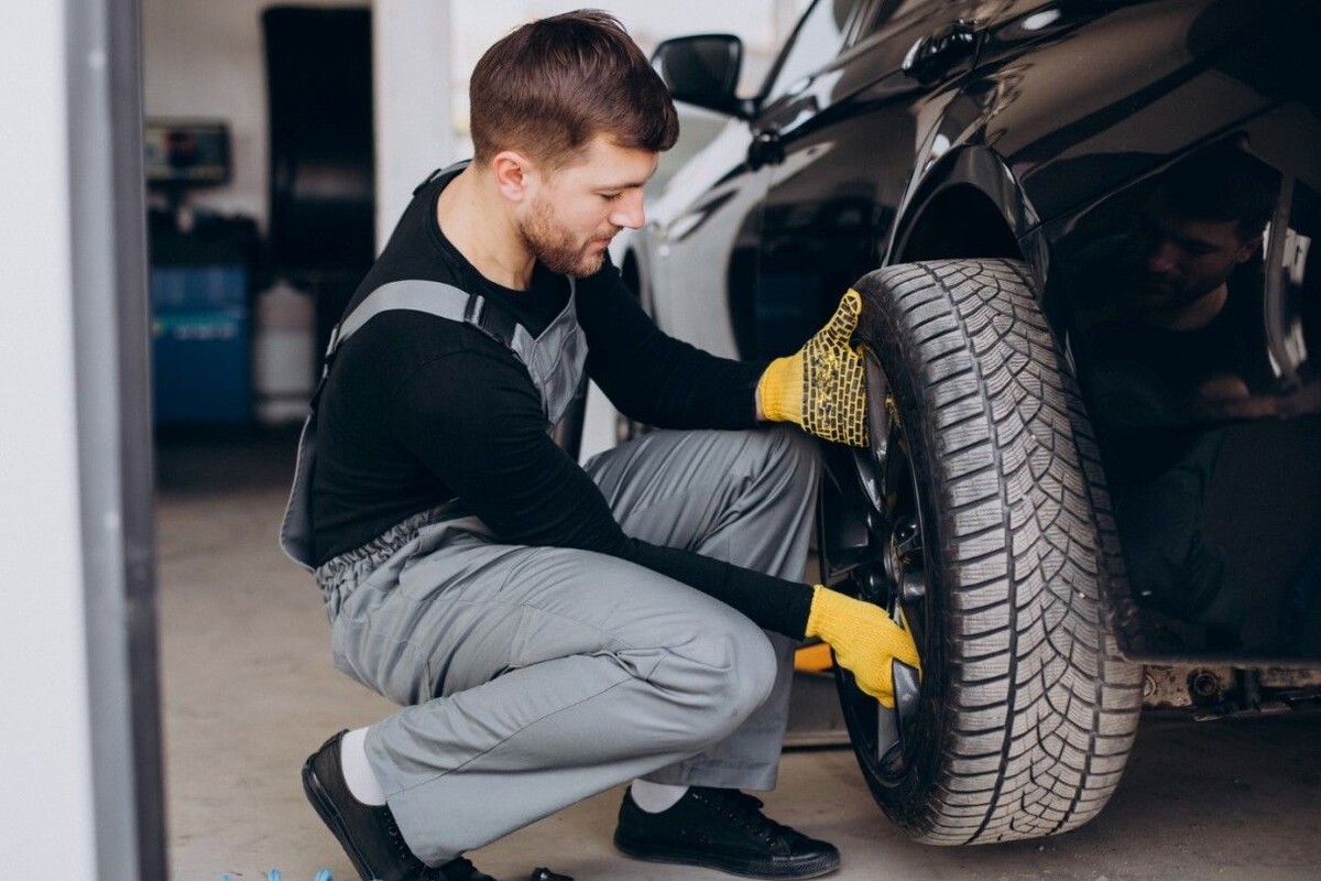 С заменой резины в 2026 году автомобилистам рекомендуют не торопиться. Источник: Freepik📷
