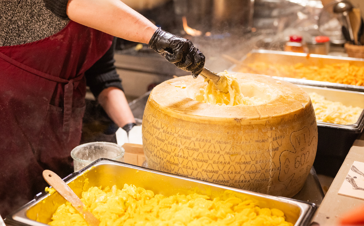 Паста является самым распространенным блюдом, котьорое подается с сыром
