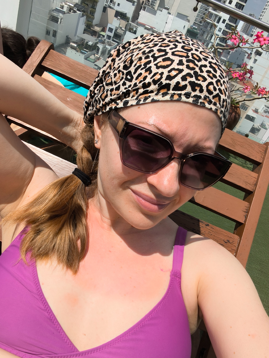 Здесь я только пришла принимать солнечные ванны, а грудь уже красная после вчерашней прогулки под дождем