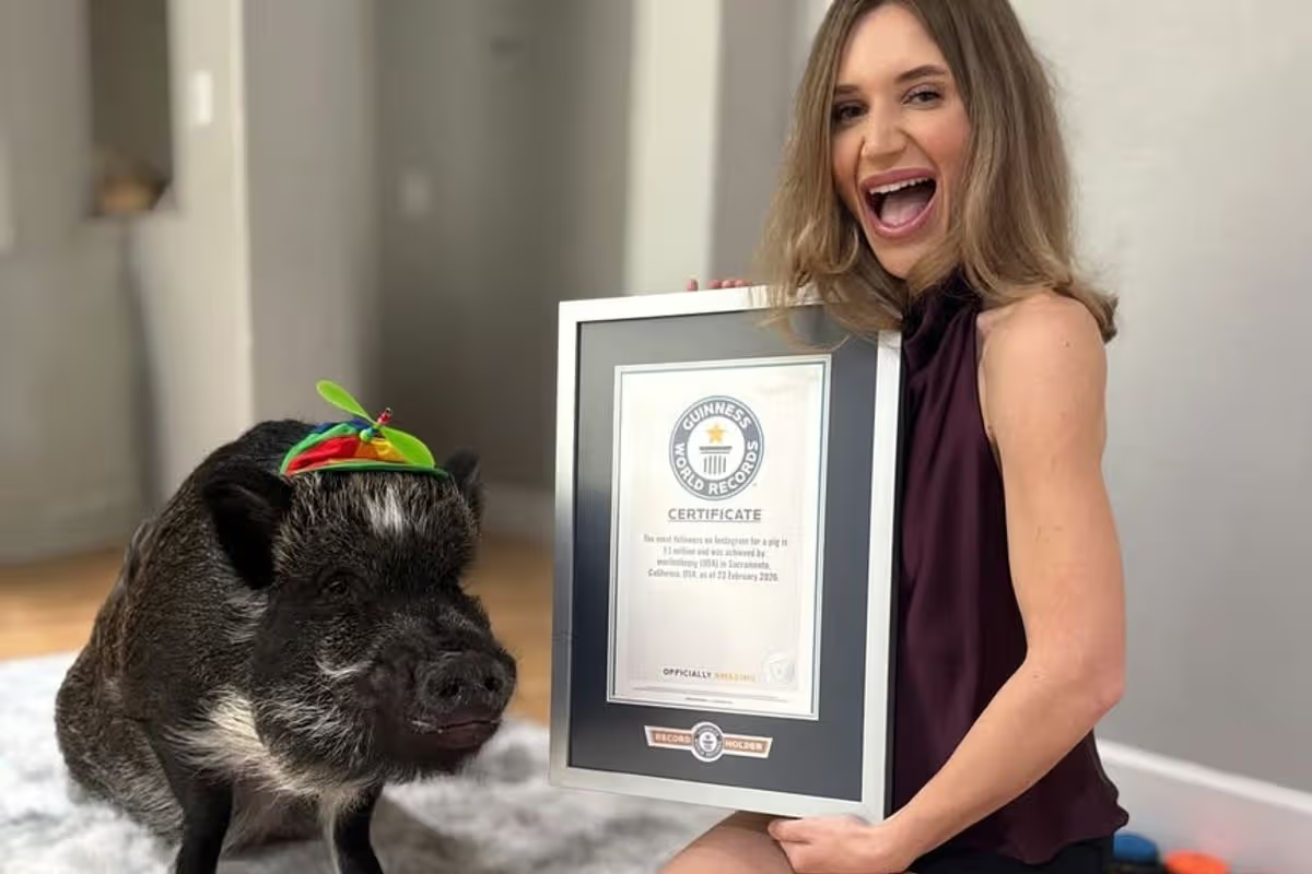 Мерлин (слева) после получения мирового рекорда Гиннесса (Изображение: Книга рекордов Гиннесса)