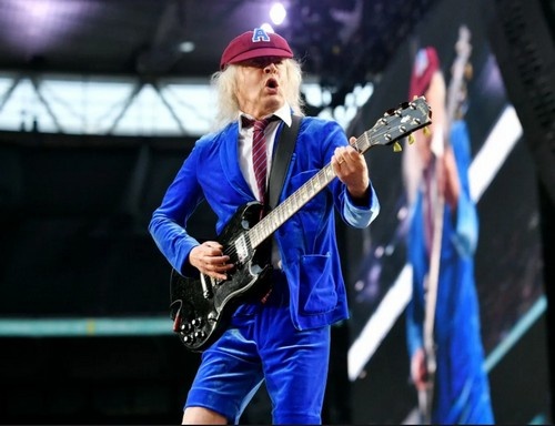 Гитаристу группы AC/DC, Ангусу Янгу - 71 год!