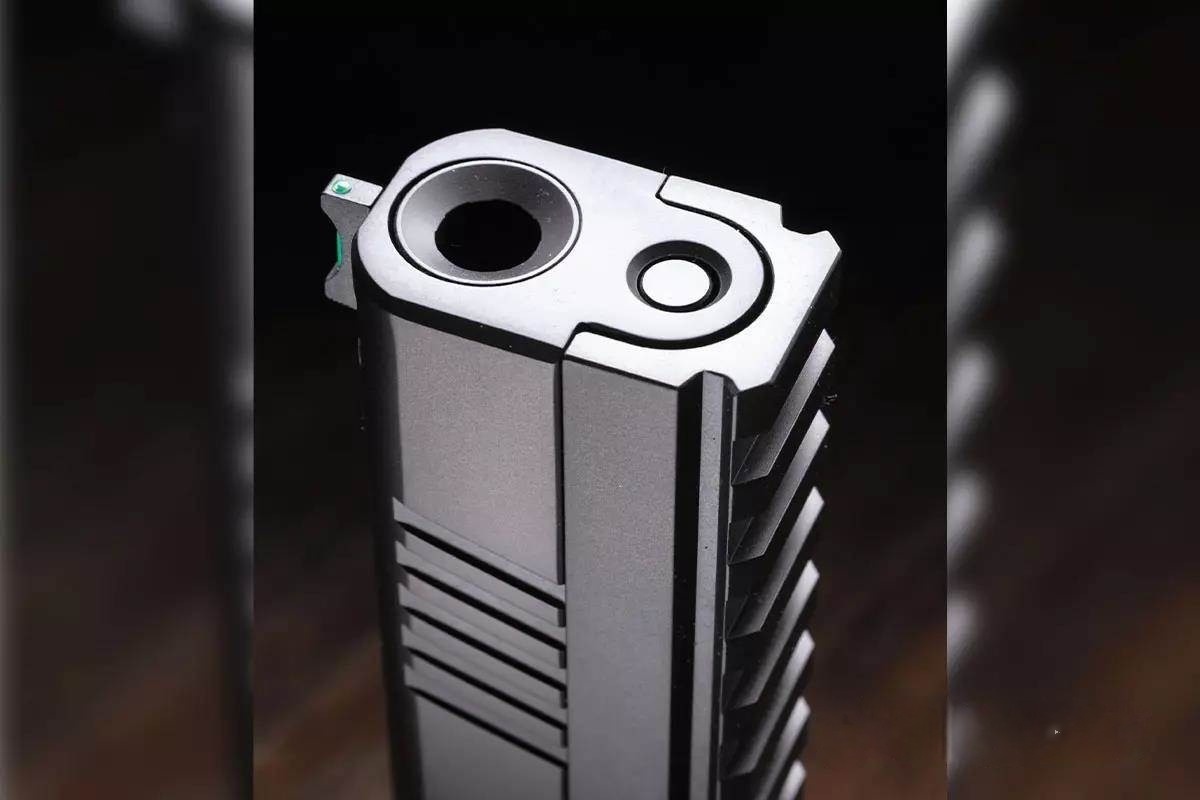 Полноразмерный DWX имеет длинную стальную планку, которая идет вдоль всего оружия и находится на одном уровне с дульным срезом. На этой планке есть семь специальных углублений для установки фонарей и лазерных прицелов. Прицельная планка немного наклонена вниз на 11 градусов, и у нее есть насечки спереди.