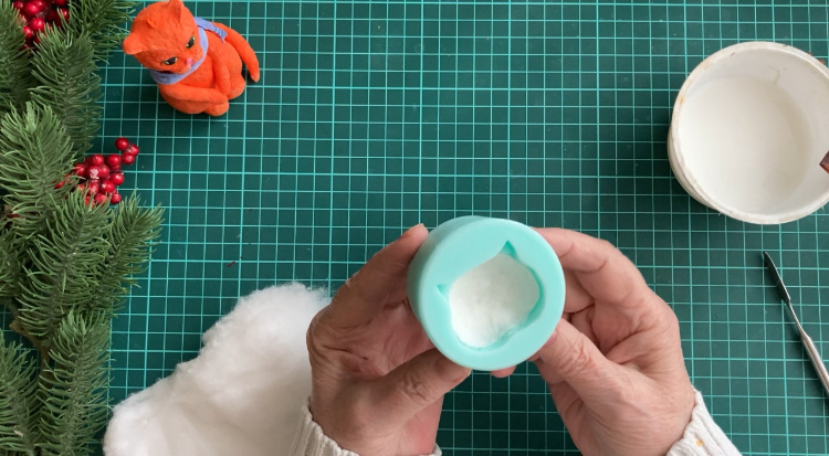 Силиконовый молд с ватой отправлен на просушку.