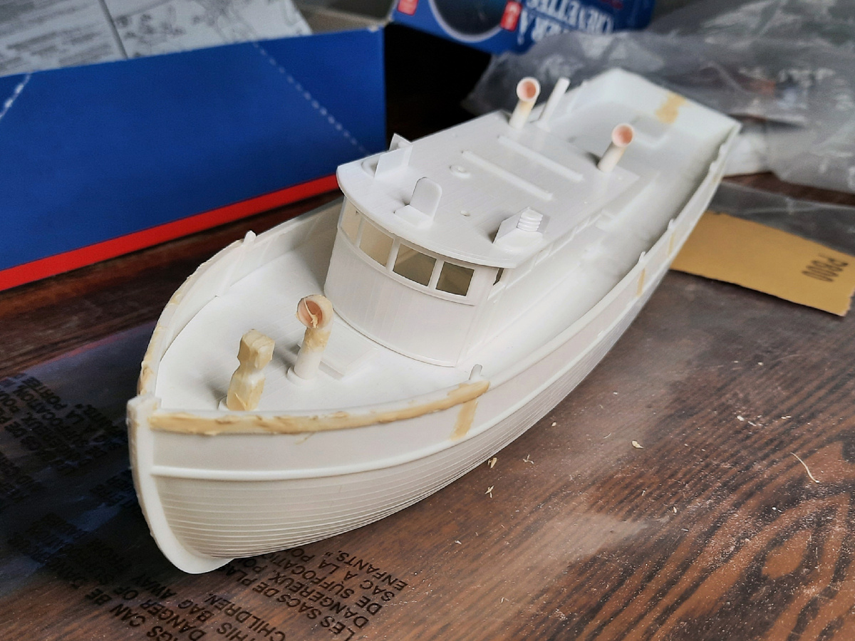 Модель после первого шага сборки: склеил половинки корпуса и стенки рубки. Остальное - примерка на сухую. Бежевые следы - нанесенная шпаклевка. Расшивка дерева еще не исправлена