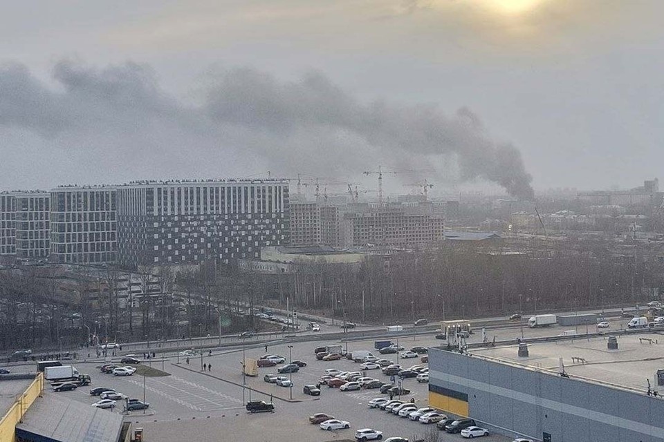    Жители Невского района заметили черный столб дыма. Маргарита СУРИНА