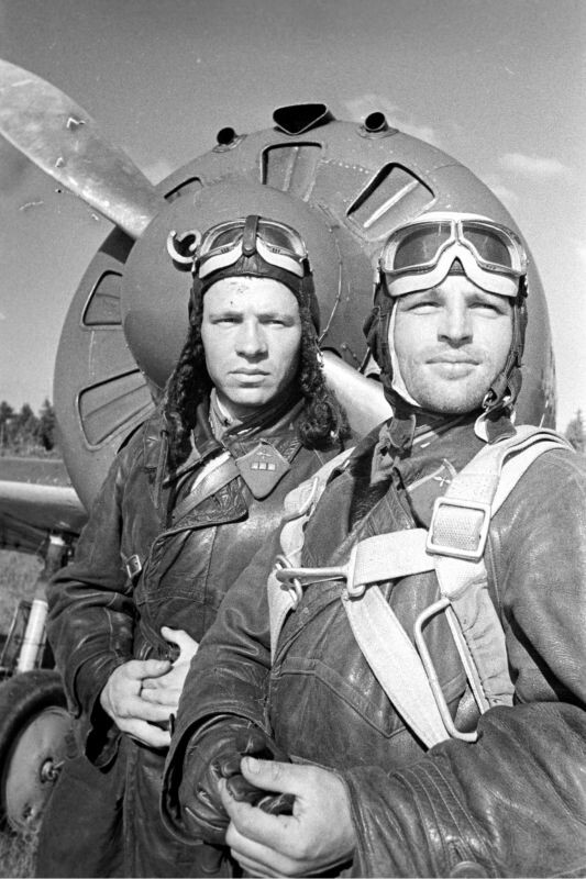 Летчики 161-го ИАП 43-й ИАД Западного фронта у истребителя И-16. Слева — командир эскадрильи старший лейтенант Николай Васильевич Терёхин (1916-30.12.42), справа — заместитель командира эскадрильи младший лейтенант Василий Федорович Бычков (1915-18.09.1943).