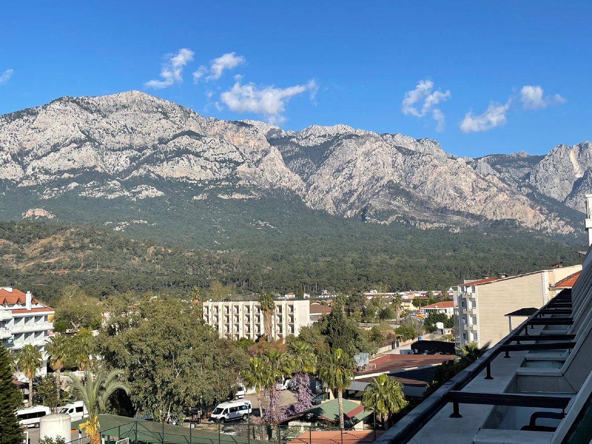 Утренний вид с балкона на горы