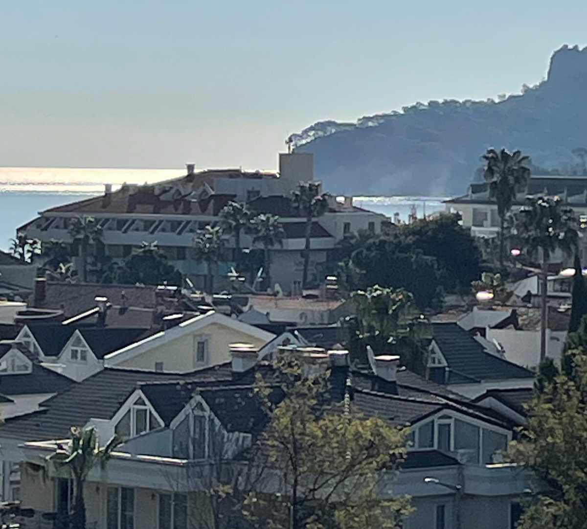 Утренний вид с балкона на море