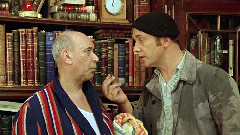 Фото инженера Маевского, к сожалению не нашел, зато нашего знаменитого сантехника Афони – сколько угодно. Кадр из одноименного фильма (1975) - Леонид Куравлев и Готлиб Ронинсон, которого Афоня технично развел