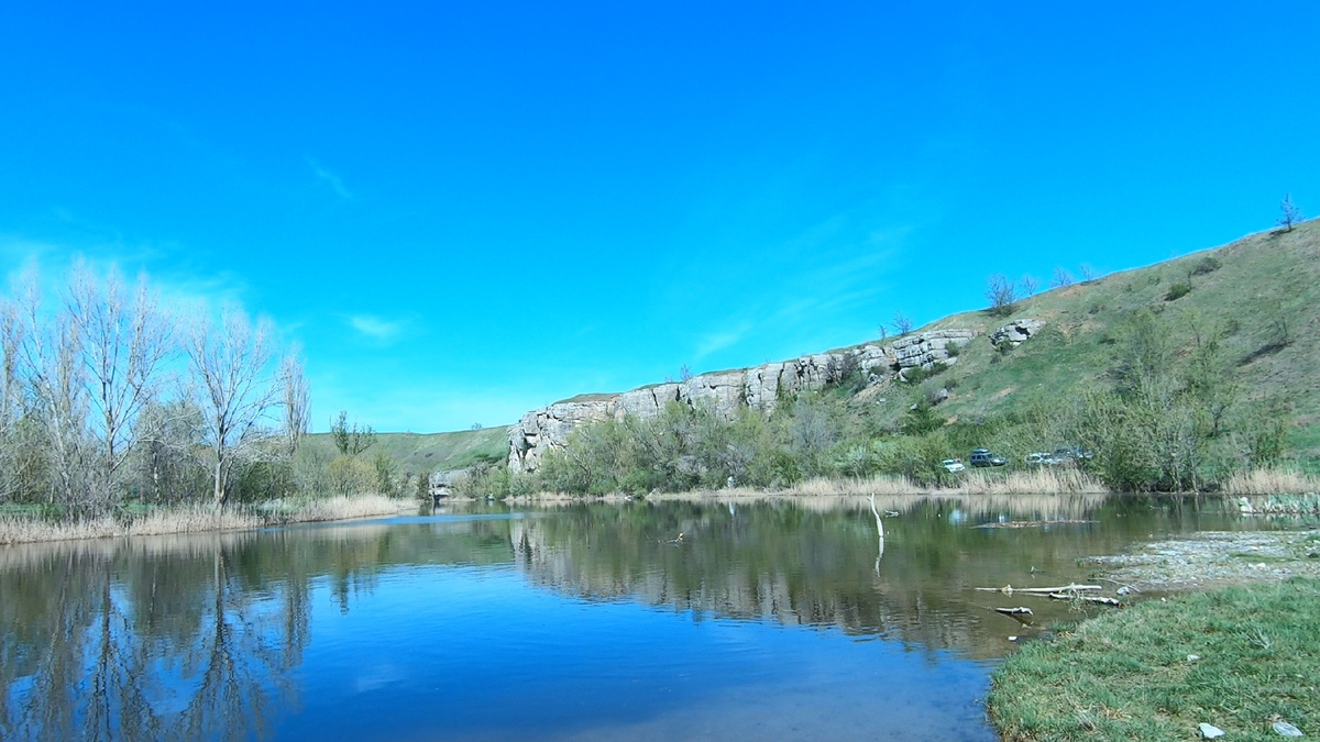 Фото-1. Весенний взгляд: Жирновские скалы и река Быстрая