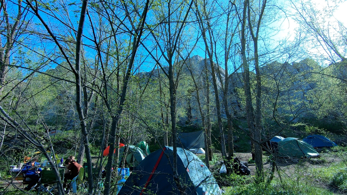 Фото-2. Палаточный лагерь у подножия: жизнь между скалами и водой