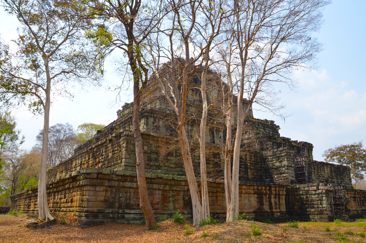 Вот она - древняя ступенчатая пирамида Кох Кер в Камбодже. Фото автора.